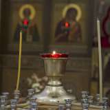 Scendiamo e ora veniamo accompagnati nella Chiesa vera e propria che occupa un locale del primo piano a cui si accede attraverso una scala. Qui la solennit� delle suppellettili nel tipico stile ortodosso � esaltata dai toni severi del legno scuro e del rosso dei lumi